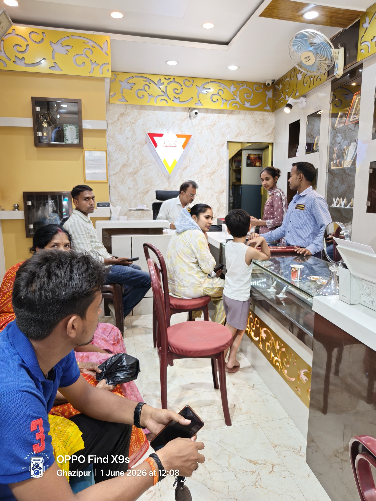 Family-led jewellery shop photo at K.D.S. Jewellers in Ghazipur